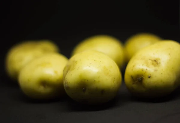 Kleine Jonge Aardappel Een Zwarte Achtergrond — Stockfoto