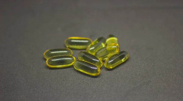 Cápsulas Transparentes Com Vitaminas Fundo Preto — Fotografia de Stock
