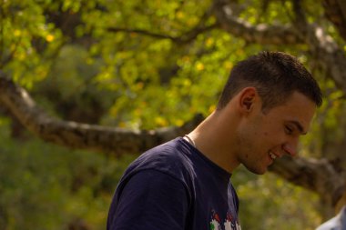 Yetişkin mutlu adamlar adam mavi T-shirt üzerine şeytani bir arka plan ağaç doğa portresi