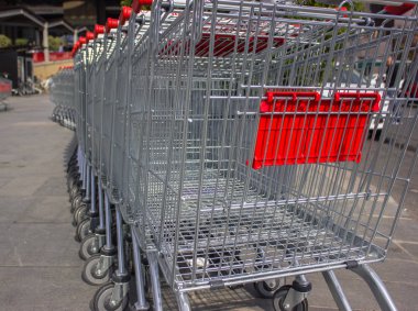 süpermarket ürünleri şaryolar krom gümüş rengi bir satırda standı