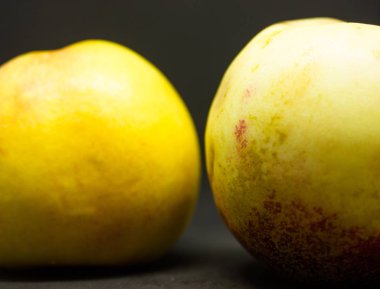 iki nektarin sarı ve beyaz şeftali