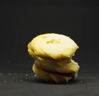 siyah bir zemin üzerine tereyağı bisküvi