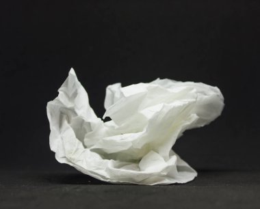 siyah bir zemin üzerine beyaz buruşuk peçete