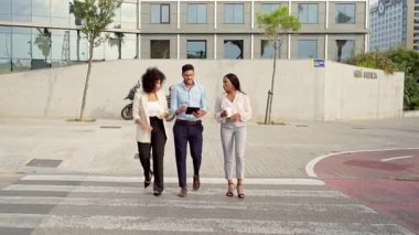 Yaya geçidinde yürüyen ve konuşan çeşitli iş adamlarının videosu