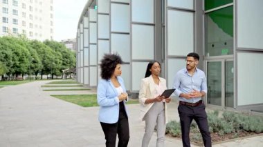 İşadamının dikey videosu şehrin caddesinde akıllı telefon ekranında kayıyor