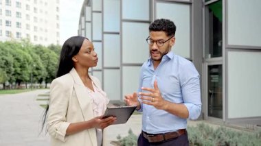 İşadamının dikey videosu şehrin caddesinde akıllı telefon ekranında kayıyor