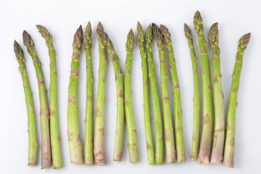 Beyaz arka plan üstten görünüm üzerinde yeşil kuşkonmaz lahanası