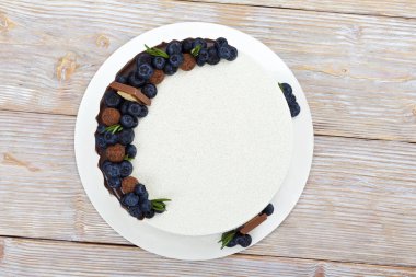 çilek ve çikolata tatlılar hafif ahşap arka plan üstten görünüm üzerinde süslenmiş beyaz mousse kek