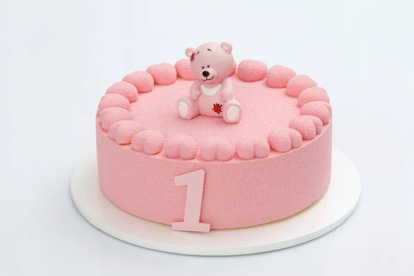 儿童粉红色慕斯蛋糕在白色背景 装饰与巧克力熊和花圈从心脏 生日蛋糕一岁 — 图库照片
