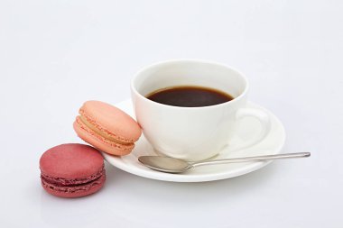 kahve macarons beyaz arka plan üzerinde bir çift ile