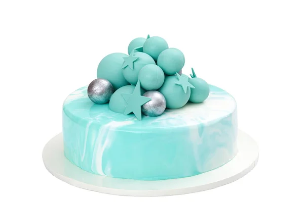 慕斯蛋糕覆盖青色镜面釉和装饰的巧克力球和星星在白色背景查出的裁剪路径 — 图库照片