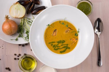 Kabak krem çorbası ile midye ve malzemeler üzerinde ahşap arka plan düz yemek pişirmek için lay.