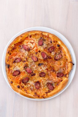 Hafif ahşap arka plan üst görünümünde Barbekü pizza. Düz yatıyordu.