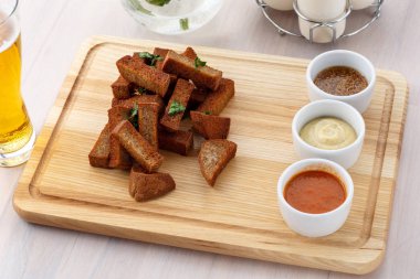 Masanın closeup bira kraker