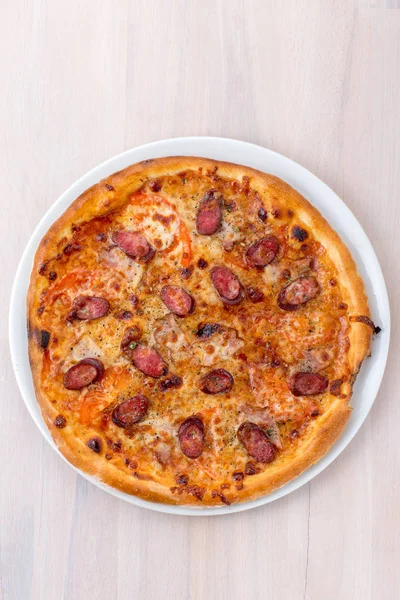 Pizza Churrasco Fundo Madeira Leve Vista Superior Depósito Plano — Fotografia de Stock