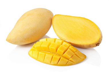 Taze sarı bütün mango ve beyaz izole dilimleri