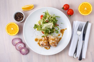 Mikroyeşil bal hardal soslu tavuk madalyonlar