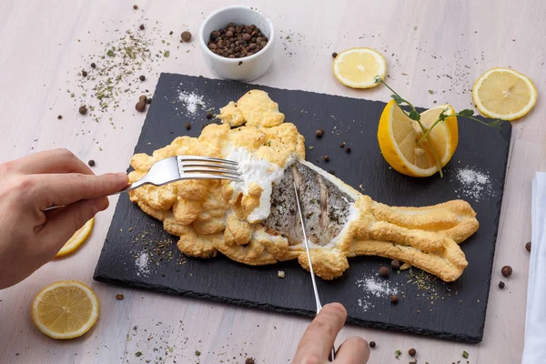 Baharatlar ile tuzda pişmiş Dorado, yazarın mutfağı