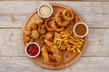 Ahşap arka plan üst görünümünde bira tabağı.