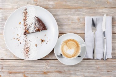 Brownie bir tabak ve kahve sanat üst görünümü fincan