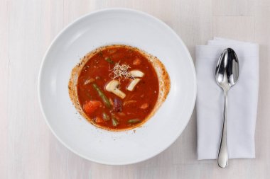 sebze ve microgreen üst görünümü ile domates çorbası