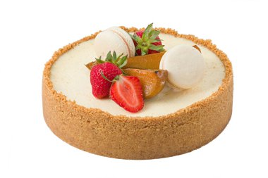 Çilekli cheesecake, karamelli armut ve yakın plan badem kurabiyesi. Cheesecake kırpma yolu ile beyaz üzerinde izole.