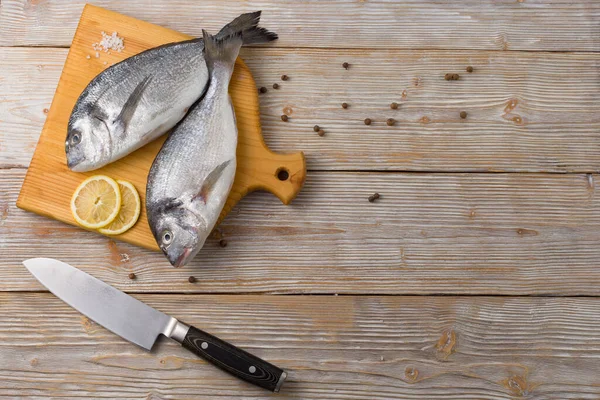 Сырая Рыба Разделочной Доске Нож Сантоку Перец Лимон Дорадо Разделочной — стоковое фото