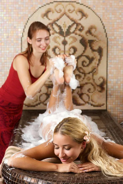 Rosto Feliz Uma Jovem Mulher Durante Massagem Hammam — Fotografia de Stock