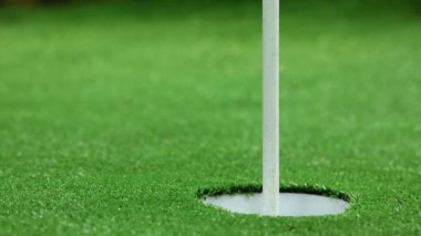 Mükemmel bir golf putt. Üç turuncu topları