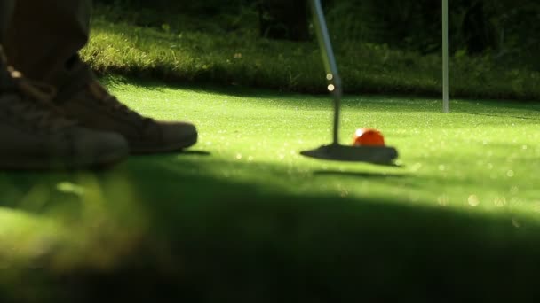 Perfekt golf putt. Tre orange bollar — Stockvideo