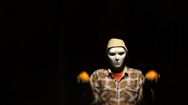 Fantasma mimo baila con calabazas en Halloween — Vídeo de stock