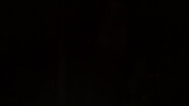 Призрак мим с тыквами гуляет на Хэллоуин — стоковое видео