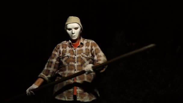 Fantôme drôle posant avec faux sur Halloween — Video