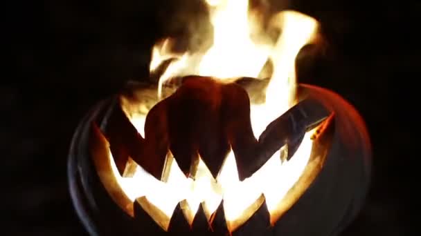 Calabaza sonriente ardiente en Halloween. Con bucle — Vídeos de Stock