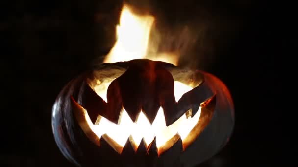 Abóbora de sorriso ardente no Halloween. Cortados — Vídeo de Stock