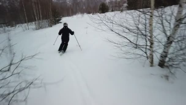 Chodzenie w dół stoku narciarz — Wideo stockowe