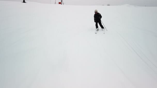 Skier enjoys idyllic perfect weather on winter day for recreation skiing down the fresh groomed piste — Stock Video