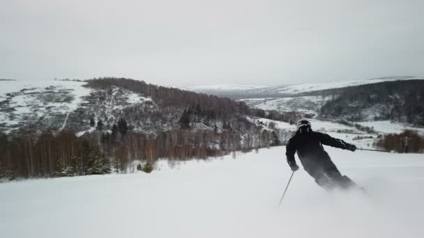 Skiër geniet idyllische perfect weer op winterdag voor recreatie skiën beneden de verse geprepareerde PISTEMAKERS — Stockvideo