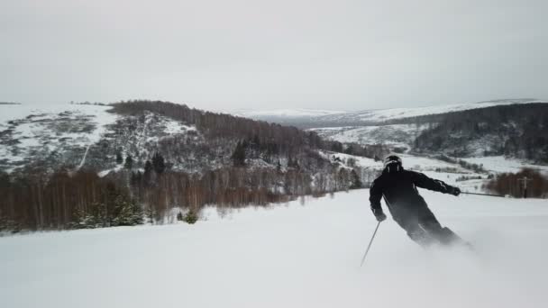 Skier enjoys idyllic perfect weather on winter day for recreation skiing down the fresh groomed piste — Stock Video