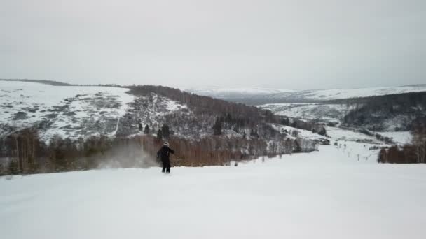 Skiër geniet idyllische perfect weer op winterdag voor recreatie skiën beneden de verse geprepareerde PISTEMAKERS — Stockvideo