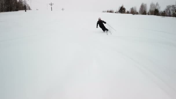 Skidåkare går ner i backen — Stockvideo