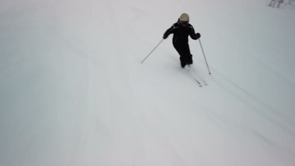 Skiër naar beneden de helling — Stockvideo