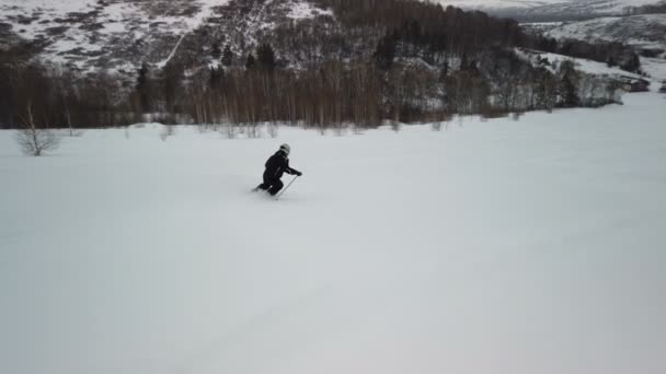 Skiër naar beneden de helling — Stockvideo