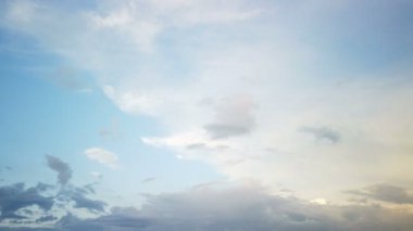 Zaman atlamalı bulutlar, yuvarlanan kabarık bulutlar hareket ediyor, beyaz ışık bulutları zaman atlaması