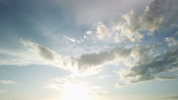 時間の経過雲、ロールパフィー雲、白いライトネス雲の時間の経過を移動している — ストック動画