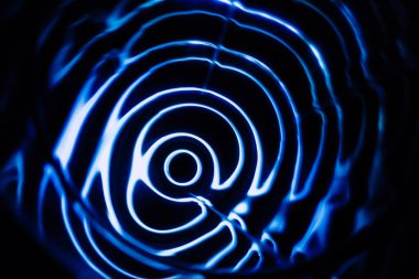 Karanlıkta ses dalgaları. Mavi renk