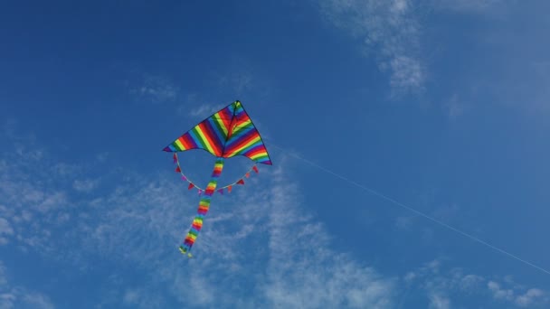 cerf-volant arc-en-ciel volant dans le ciel bleu