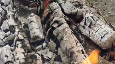 Barbekü ızgarasında parlayan kömür ve alev yakın görünüm