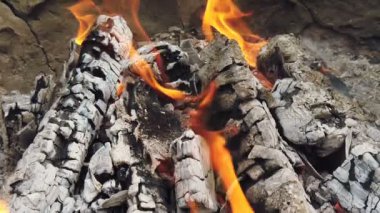Barbekü ızgarasında parlayan kömür ve alev yakın görünüm