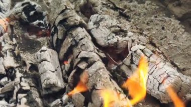 Barbekü ızgarasında parlayan kömür ve alev yakın görünüm